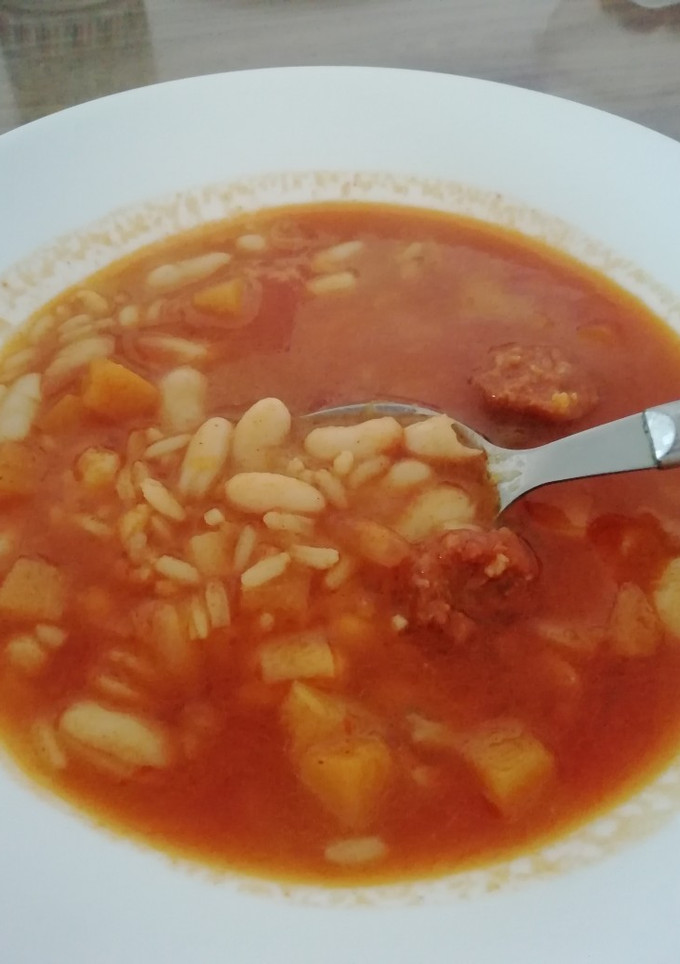 Una foto de Potaje de judías blancas, arroz y trocitos de calabaza