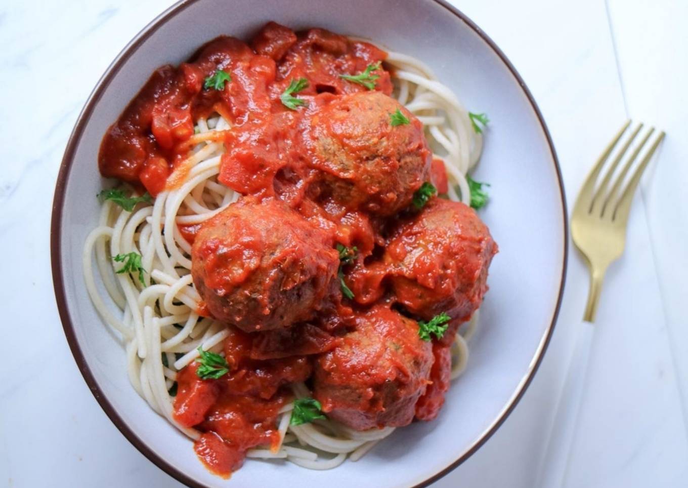 Pasta con albóndigas veganas
