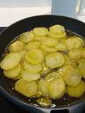 Patatas fritas en rodajas con eneldo y pimentón