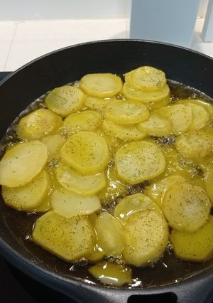 Una foto de Patatas fritas en rodajas con eneldo y pimentón