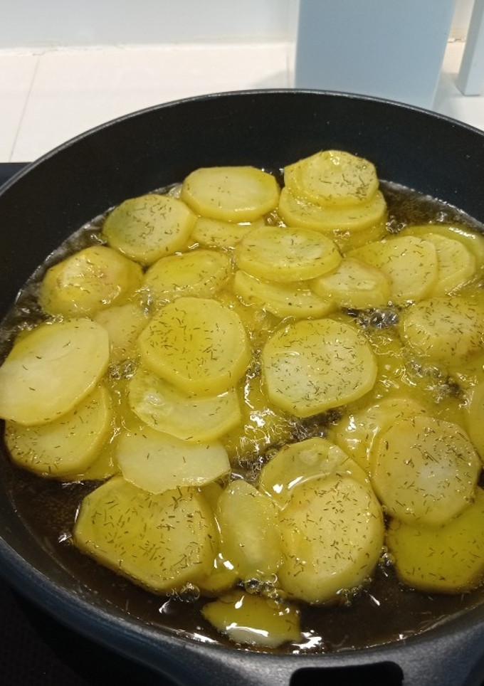 Una foto de Patatas fritas en rodajas con eneldo y pimentón