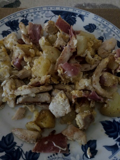 Una foto de Revuelto de pollo, jamón serrano y patata asada