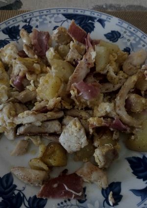 Foto principal de Revuelto de pollo, jamón serrano y patata asada