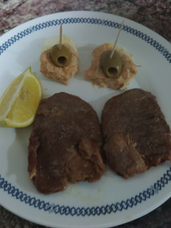 Una foto de Lomo de cabeza de cerdo, con huevos rellenos, olla express
