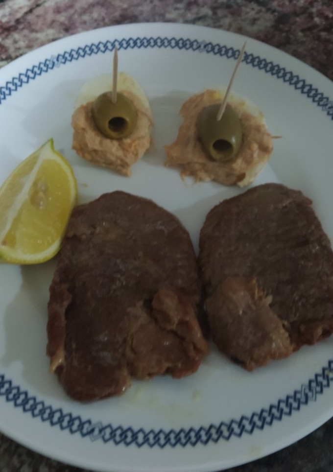 Una foto de Lomo de cabeza de cerdo, con huevos rellenos, olla express