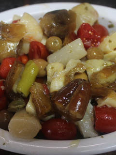 Una foto de Ensalada de dátiles y gambas