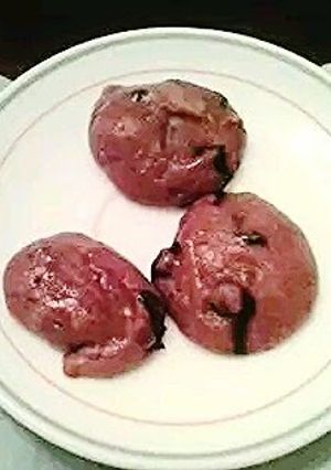 A picture of Blueberry and cranberry mini-sponge cake..