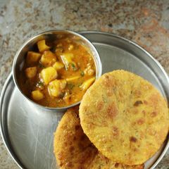 A picture of Aloo tamatar.
