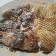 Una foto de Pollo al champiñón con papas rejilla