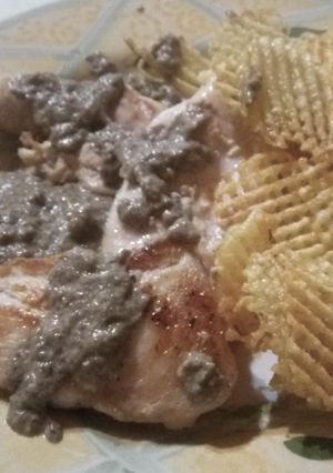 Una foto de Pollo al champiñón con papas rejilla