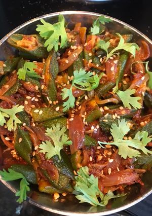 ભીંડા ડુંગળી સબ્જી (Bhinda Dungri Sabji Recipe In Gujarati) રેસીપી મુખ્ય ફોટો