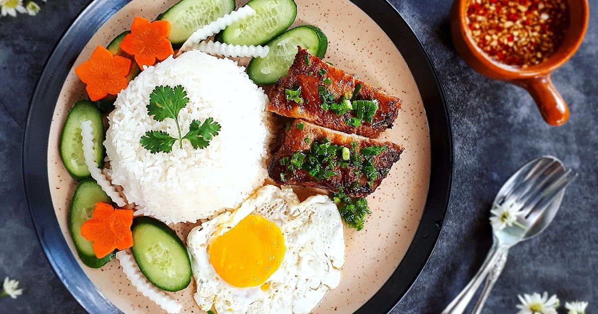 Vietnamese Broken Rice With Grilled Pork Chops (Cơm Tấm Sườn Nướng ...