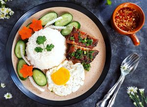 Hình của món Cơm tấm sườn nướng - món cơm quốc dân.