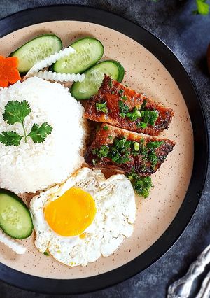 Hình của món Cơm tấm sườn nướng - món cơm quốc dân.