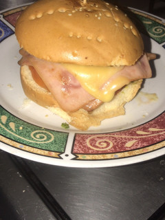 Una foto de HAMBURGUESA sencilla con queso amarillo