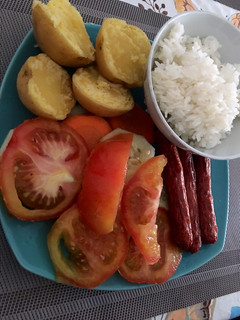 Una foto de Almuerzo saludable ensalada con papa y salchichas
