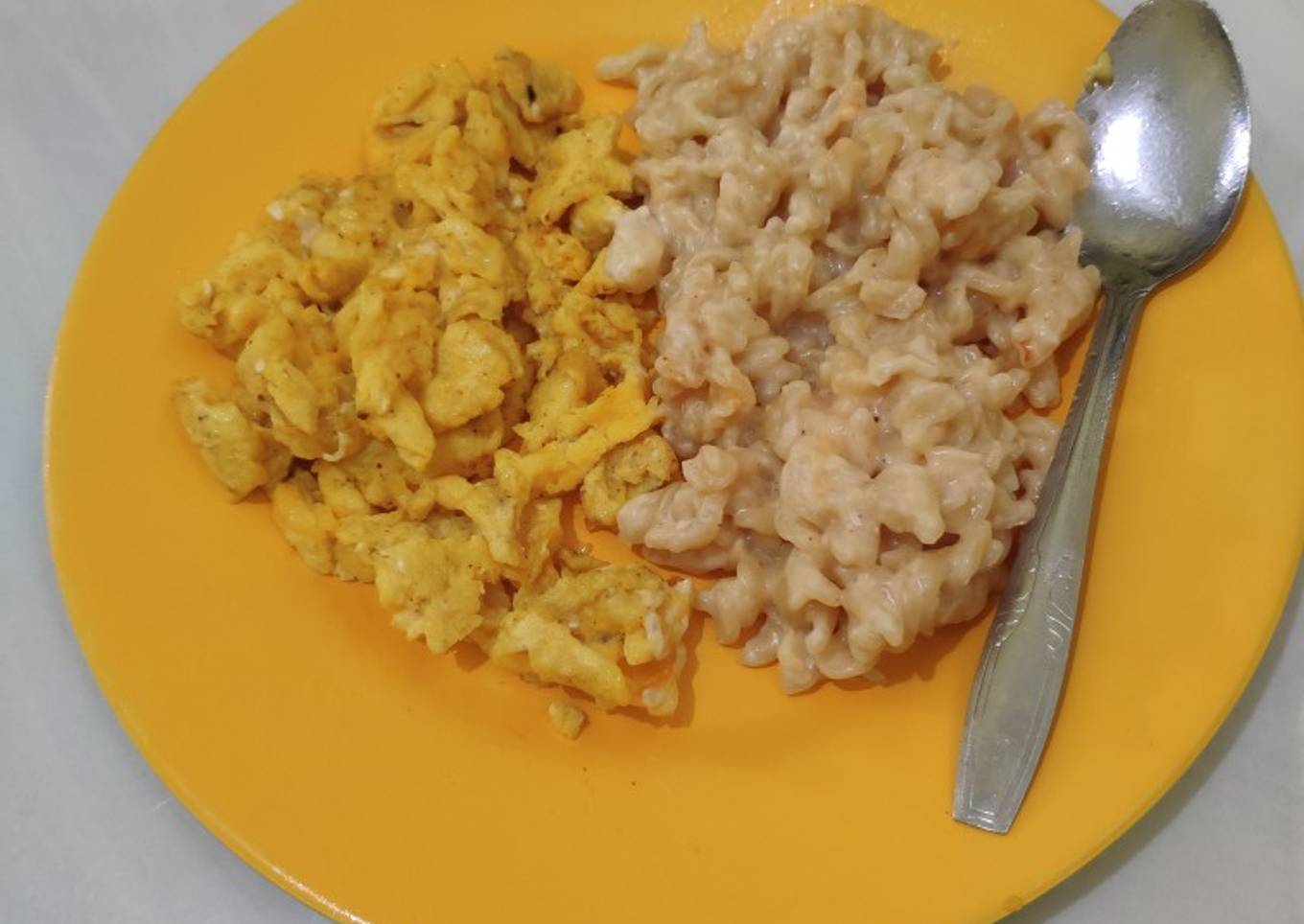 Mac n Cheese with Scrambled Egg