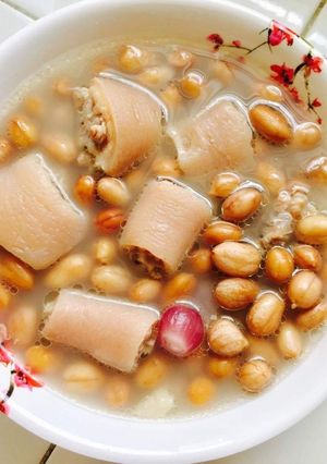 Hình của món Canh đuôi heo hầm đậu phộng.