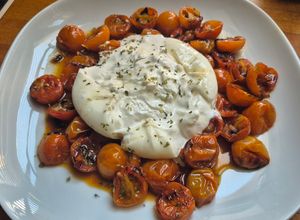 Foto principal de Ensalada de Tomate confitados con burrata