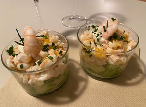 Une photo de Tartare de crevettes nordiques au citron vert et à la mandarine
