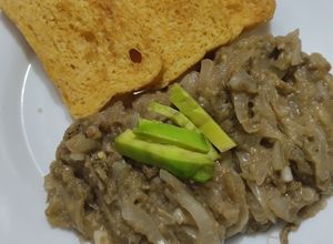 Una foto de Dip de atún y berenjena con tostadas de ajo🍆🧅🥖🥯🥙🌯