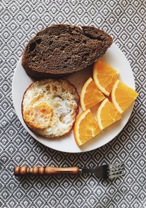 Hình của món Eatclean: ăn sáng với trứng gà và bánh mì đen.