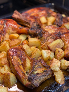 Una foto de Pollo al horno en mi salsa con patatas