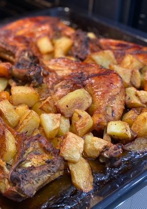 Una foto de Pollo al horno en mi salsa con patatas