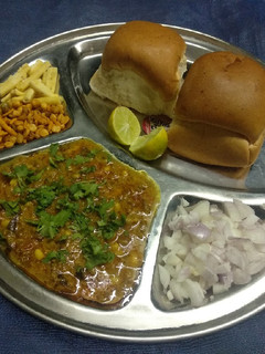 મિસળ પાઉં (Misal Pav Recipe In Gujarati) રેસીપી મુખ્ય ફોટો