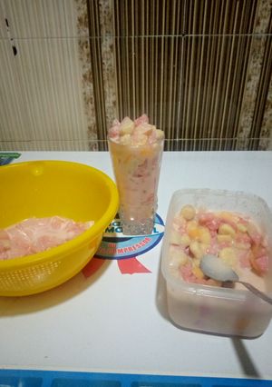 A picture of Fruit mix 🍉 🍌.