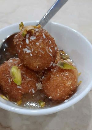 A picture of Gulab jamun.
