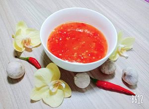 Hình của món Tương ớt chua ngọt dùng với gà chiên, gà rán.