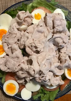 A picture of 🐷Japanese cold pork shabu shabu salad🥗.