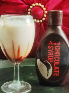 अमूल कूल चॉकलेट मिल्क शेक (Amul cool chocolate milk shake recipe in hindi) रेसिपी मुख्य फोटो