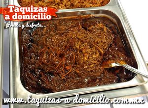 Una foto de Mole poblano con pollo deshebrado