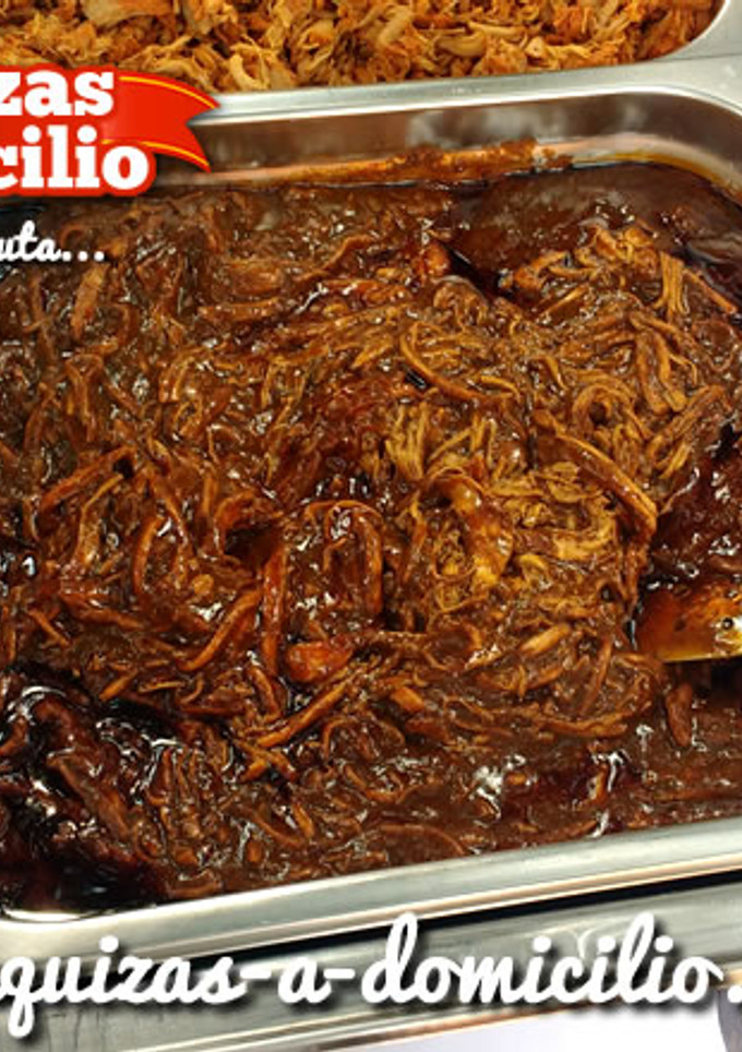 Una foto de Mole poblano con pollo deshebrado