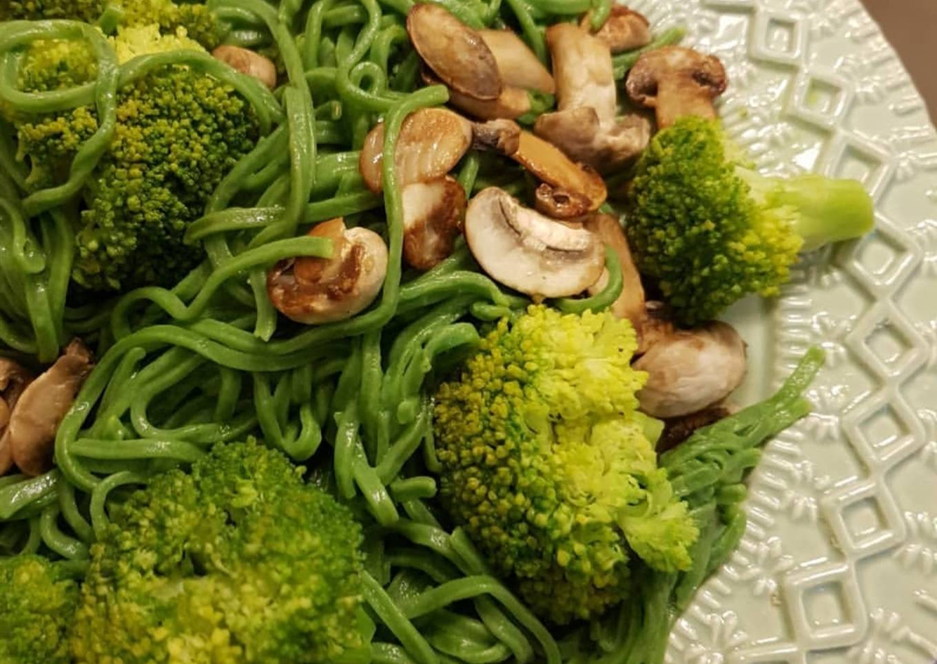 Fideos de espinaca, con champiñones y brócoli salteado!