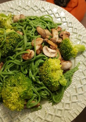 Una foto de Fideos de espinaca, con champiñones y brócoli salteado!