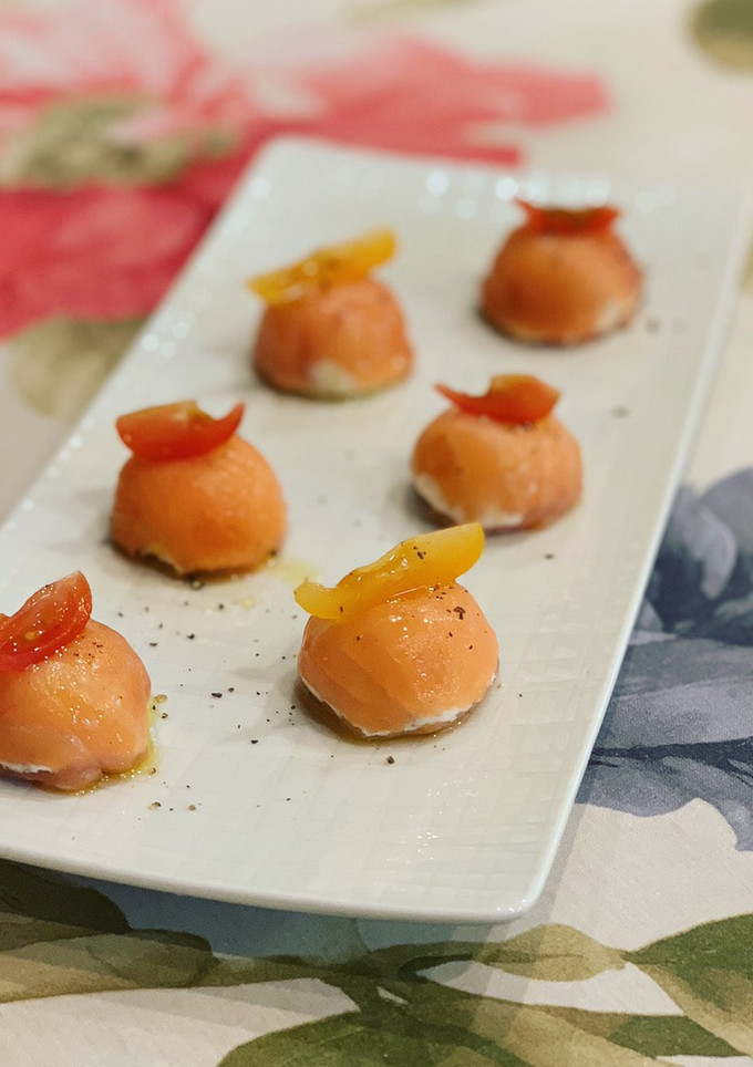 Una foto de Bombones de salmón ahumado con mousse de queso