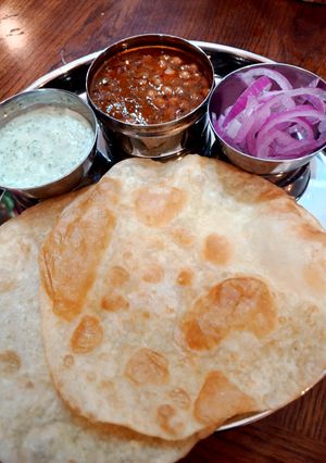 A picture of Lahori Chole Bhature.
