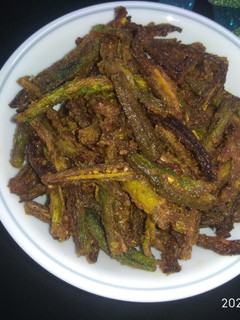 बेसन वाली कुरकुरी भिंडी (Besanwali kurkuri Bhindi recipe in hindi) रेसिपी मुख्य फोटो