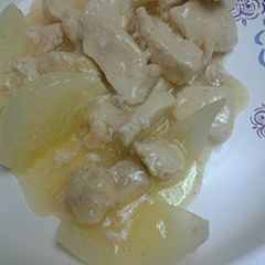 A picture of Chicken and onion gravy.
