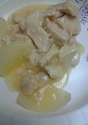 A picture of Chicken and onion gravy.