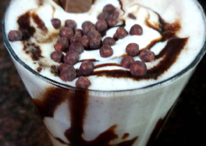 Recipe of Speedy KitKat Freaky Shake