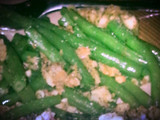 Green beans with Garlic-flaxseed breadcrumbs