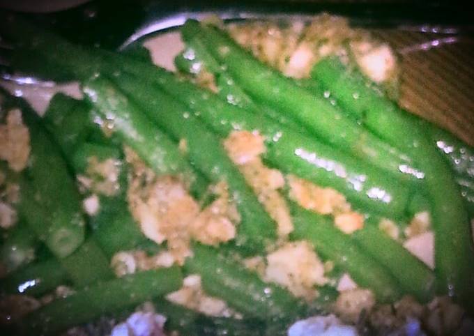 Simple Way to Make Favorite Green beans with Garlic-flaxseed breadcrumbs