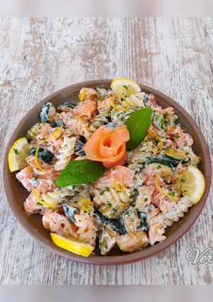 Une photo de Salade de pâtes au saumon fumé/courgettes