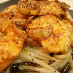 A picture of Butter-sautéed Bean Sprouts and Garlic Chicken with Caramelized Soy Sauce.