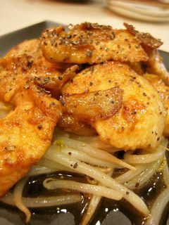A picture of Butter-sautéed Bean Sprouts and Garlic Chicken with Caramelized Soy Sauce.