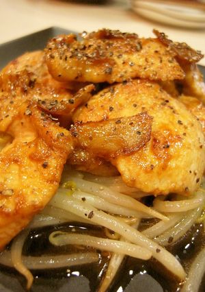 A picture of Butter-sautéed Bean Sprouts and Garlic Chicken with Caramelized Soy Sauce.